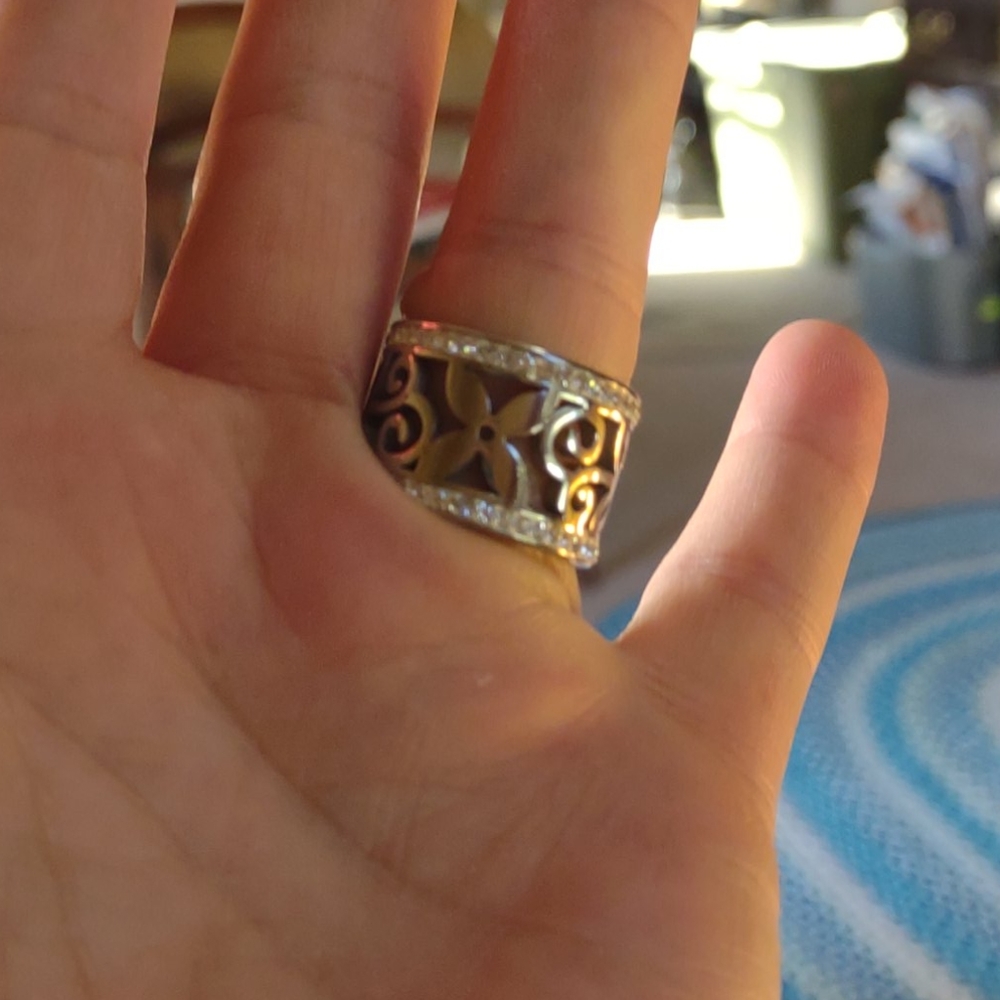 Gorgeous ring - Picture 2 of 3
